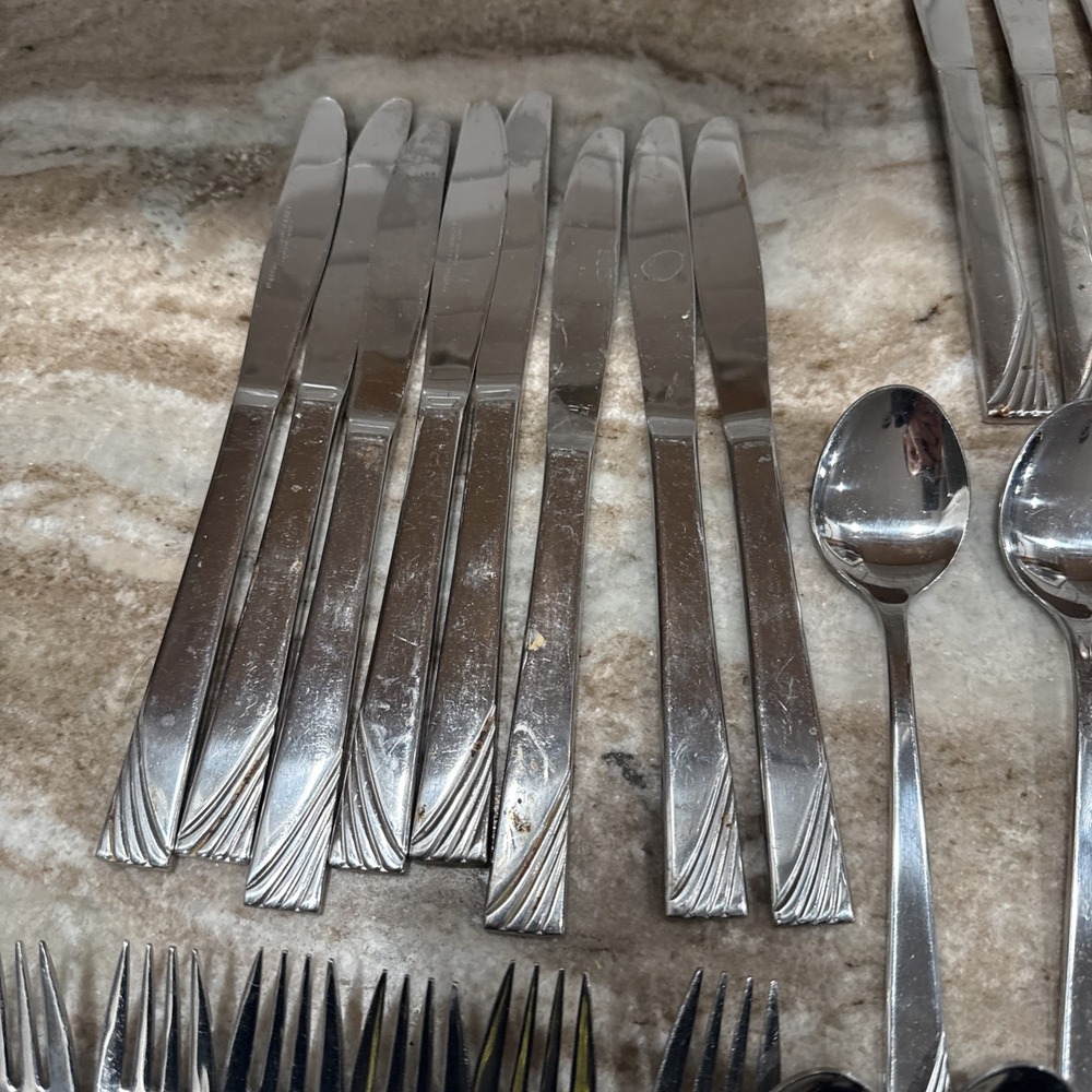 Reed & Barton Select Canaveral Stainless Flatware 35 Pc Lot Knives Forks Spoons - Picture 6 of 16
